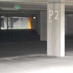 Ein leeres Parkhaus an der Allianz Arena mit einem Pfeiler mit der Aufschrift „p2“, der die zweite Ebene anzeigt. Fritten, Fussball & Bier - www.soccer-warriors.de