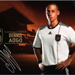 Ein Werbebild mit einem Fußballspieler im adidas-Trikot mit Deutschland-Branding-Elementen und einer Unterschrift. Fritten, Fussball & Bier - www.soccer-warriors.de