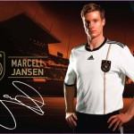 Mann in einem Deutschland-Fußballtrikot posiert vor einer Stadionkulisse mit einem Sportbekleidungslogo und etwas, das wie ein Autogramm aussieht. Fritten, Fussball & Bier - www.soccer-warriors.de
