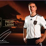 Ein Werbebild mit einem Fußballspieler im weiß-schwarzen Deutschland-Trikot, mit Vermerken und Grafiken zum Sport. Fritten, Fussball & Bier - www.soccer-warriors.de