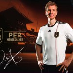 Ein Werbebild mit einem Fußballspieler im Trikot der deutschen Nationalmannschaft, mit Stadionlichtern im Hintergrund und Logos von Sportmarken. Fritten, Fussball & Bier - www.soccer-warriors.de