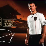 Der Fußballspieler Serdar Tasci in einem Werbebild trägt Adidas-Bekleidung und repräsentiert Deutschland. Fritten, Fussball & Bier - www.soccer-warriors.de