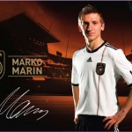 Fußballspieler posiert im Trikot der deutschen Nationalmannschaft vor Stadionkulisse für ein Werbefoto. Fritten, Fussball & Bier - www.soccer-warriors.de