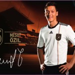 Ein Werbebild mit einem Fußballspieler im Trikot der deutschen Nationalmannschaft mit Branding-Elementen von adidas und einer Unterschrift unten links. Fritten, Fussball & Bier - www.soccer-warriors.de