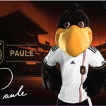 Maskottchen im Deutschland-Fußballtrikot posiert mit einer Signatur und Branding-Elementen. Fritten, Fussball & Bier - www.soccer-warriors.de