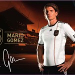 Fußballspieler posiert im Trikot der deutschen Nationalmannschaft mit dem adidas-Logo und der Signatur-Auflage. Fritten, Fussball & Bier - www.soccer-warriors.de