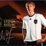 Ein Werbebild mit einem Fußballspieler im Trikot der deutschen Nationalmannschaft mit dem adidas-Logo und einer Unterschrift unten. Fritten, Fussball & Bier - www.soccer-warriors.de