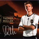 Ein Werbebild mit einem Fußballspieler im Trikot der deutschen Nationalmannschaft mit Branding-Elementen und einer Unterschrift. Fritten, Fussball & Bier - www.soccer-warriors.de