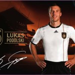 Fußballspieler im weißen Trikot vor einem Stadionhintergrund und werblichen Deutschland-Branding-Elementen. Fritten, Fussball & Bier - www.soccer-warriors.de