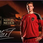 Ein Fußballspieler im roten Trikot steht vor dem Hintergrund eines Stadions mit Werbelogo und „Auf gehts, Deutschland“ als Unterschrift im Vordergrund. Fritten, Fussball & Bier - www.soccer-warriors.de