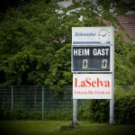 Anzeigetafel auf einem Sportplatz mit einem Null-Null-Ergebnis bei einem Testspiel zwischen Racing Santander und dem 1. FC Nürnberg. Fritten, Fussball & Bier - www.soccer-warriors.de