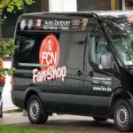 Am Straßenrand geparkter Lieferwagen mit Fanshop-Werbung des 1. FC Nürnberg vor dem Testspiel gegen Racing Santander. Fritten, Fussball & Bier - www.soccer-warriors.de