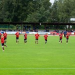 Racing Santander wärmt sich vor einem Testspiel auf dem Spielfeld auf. Fritten, Fussball & Bier - www.soccer-warriors.de