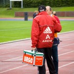 Person mit einer medizinischen Ausrüstung auf einem Sportplatz während eines Testspiels. Fritten, Fussball & Bier - www.soccer-warriors.de