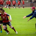Eine Fußballtrainingseinheit mit einem Trainer von Racing Santander, der einem Spieler auf dem Spielfeld Anweisungen gibt. Fritten, Fussball & Bier - www.soccer-warriors.de