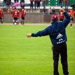 Schiedsrichtersignalisierung während eines Testspiels zwischen dem 1. FC Nürnberg und Racing Santander an einem regnerischen Tag. Fritten, Fussball & Bier - www.soccer-warriors.de