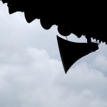 Die Silhouette eines Lautsprechers vor bewölktem Himmel kündigt das Testspiel zwischen Racing Santander und dem 1. FC Nürnberg an. Fritten, Fussball & Bier - www.soccer-warriors.de