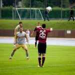 Fußballspieler des 1. FC Nürnberg und Racing Santander im Einsatz während eines Testspiels, wobei ein Spieler den Ball anführt. Fritten, Fussball & Bier - www.soccer-warriors.de