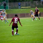 Fußballer von Racing Santander und dem 1. FC Nürnberg auf einem nassen Feld während eines Testspiels. Fritten, Fussball & Bier - www.soccer-warriors.de