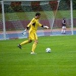 Torwart von Racing Santander kickt während eines Testspiels einen Fußball auf einer Wiese. Fritten, Fussball & Bier - www.soccer-warriors.de