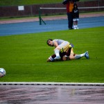Fußballspieler von Racing Santander rutscht nach Ballspiel im Testspiel gegen den 1. FC Nürnberg auf nassem Spielfeld aus. Fritten, Fussball & Bier - www.soccer-warriors.de