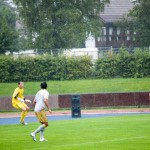 An einem regnerischen Tag läuft ein Amateurfußball-Testspiel mit Spielern und einem Torwart im Einsatz. Fritten, Fussball & Bier - www.soccer-warriors.de