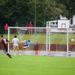 Ein Torwart hechtet während eines Testspiels zwischen Racing Santander und dem 1. FC Nürnberg, um ein Tor zu retten. Fritten, Fussball & Bier - www.soccer-warriors.de