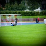 Fußballspieler des 1. FC Nürnberg in Weiß schießt einen Elfmeter, während der Torwart während eines Testspiels gegen Racing Santander auf die rechte Seite des Tores springt. Fritten, Fussball & Bier - www.soccer-warriors.de