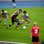 Spieler kämpfen in einem Fußballspiel um den Ball, während ein Schiedsrichter während eines Testspiels zwischen Racing Santander und dem 1. FC Nürnberg zusieht. Fritten, Fussball & Bier - www.soccer-warriors.de