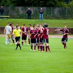 Fußballspieler und Schiedsrichter auf dem Spielfeld während einer Spielpause in einem Testspiel zwischen Racing Santander und dem 1. FC Nürnberg. Fritten, Fussball & Bier - www.soccer-warriors.de
