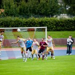 Fußballspieler des 1. FC Nürnberg und Racing Santander im Einsatz, konzentriert sich nach einem Eckball während eines Testspiels intensiv auf den Ball. Fritten, Fussball & Bier - www.soccer-warriors.de