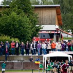 Zuschauer stehen an einem Zaun Schlange und verfolgen an einem bewölkten Tag ein Testspiel zwischen dem 1. FC Nürnberg und Racing Santander. Fritten, Fussball & Bier - www.soccer-warriors.de