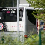 Der Mannschaftsbus des FC Bayern München zeigt während eines Testspiels Sponsorenlogos durch Blätterwerk. Fritten, Fussball & Bier - www.soccer-warriors.de