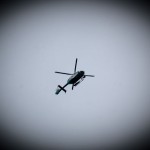 Hubschrauber fliegt während des Testspiels vor bewölktem Himmel. Fritten, Fussball & Bier - www.soccer-warriors.de