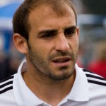 Mann mit kurzem Bart und gestutzten Haaren, der ein weißes Sporthemd mit schwarzen Streifen trägt und den 1. FC Nürnberg in einem Testspiel vertritt. Fritten, Fussball & Bier - www.soccer-warriors.de