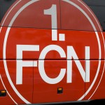 Rot-weißes Racing Santander-Logo auf der Seite eines Busses. Fritten, Fussball & Bier - www.soccer-warriors.de