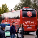 Ein roter Mannschaftsbus mit Schriftzug „1. FC Nürnberg“, umgeben von Menschen und einem Polizeiauto. Fritten, Fussball & Bier - www.soccer-warriors.de