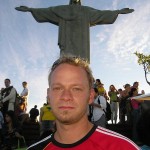 Mann trägt vor der Christusstatue in Rio de Janeiro, Brasilien. Fritten, Fussball & Bier - www.soccer-warriors.de